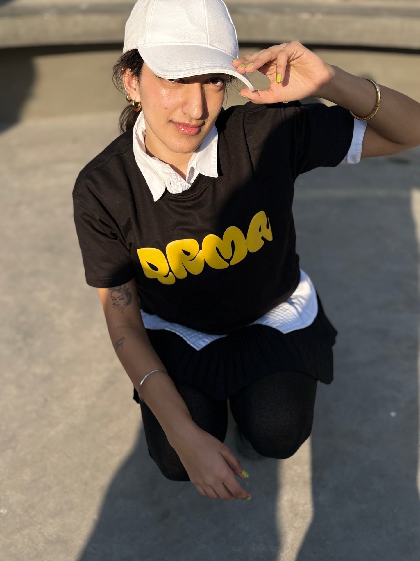 HONEYBEE TEE IN BLACK
